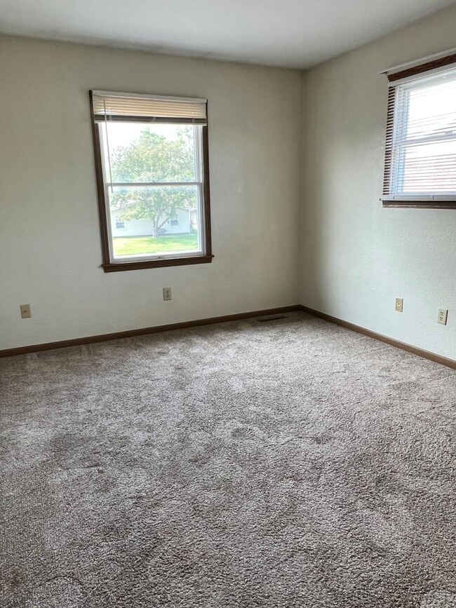 Building Photo - Three Bedroom One Bath Townhouse Near BGSU