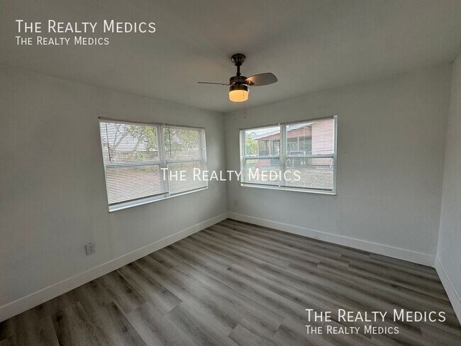 Building Photo - 1150 Overlook Terrace