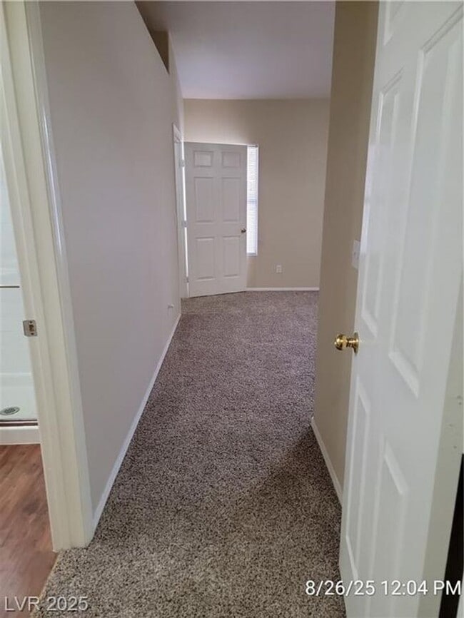 Building Photo - Bright Upstairs Unit with Vaulted Ceilings...