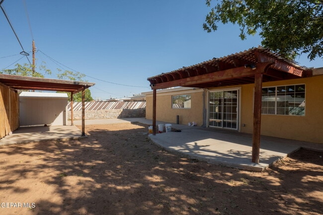 Building Photo - 9309 Montgomery Dr