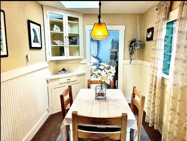 Building Photo - Coastal Charm in the Heart of Encinitas – 2 Bed, 1 Bath Avail 12/1