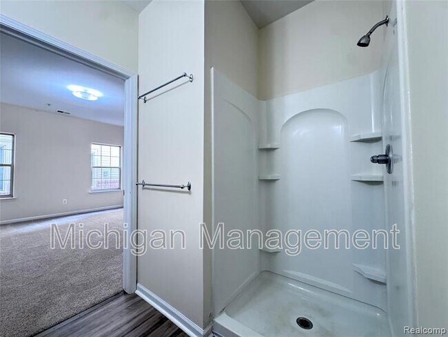 Building Photo - 488 Village Dr