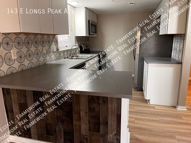 Building Photo - 143 E Longs Peak Ave