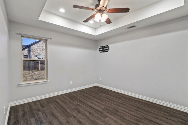 Building Photo - 401 Maple Row