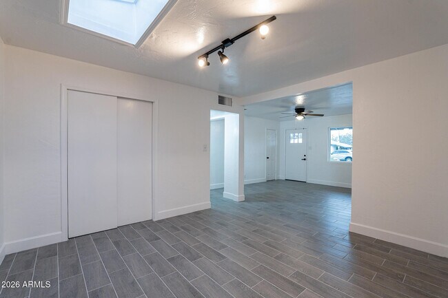 Building Photo - 536 W 18th St