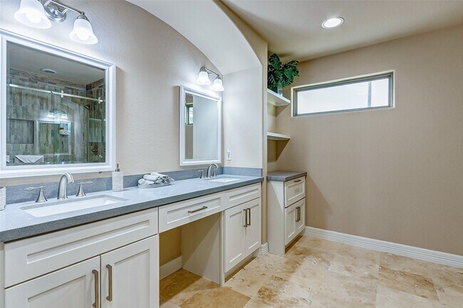 Building Photo - 3807 W Orem Dr