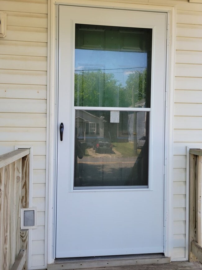 Building Photo - 3 Bedroom 1 Bathroom