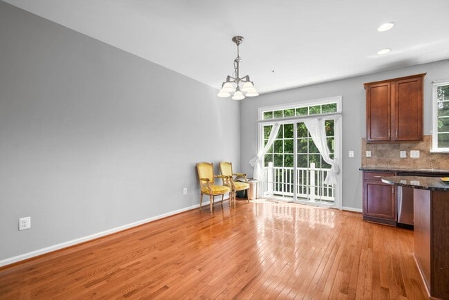 Building Photo - 3 Bedroom 3.5 Bathroom - Wheaton Townhouse...
