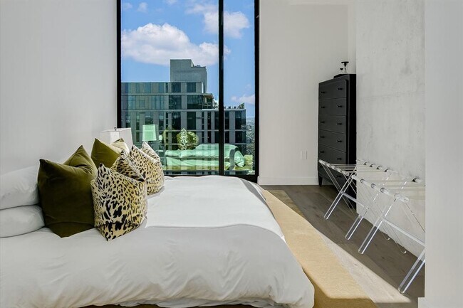 Building Photo - 610 Davis St