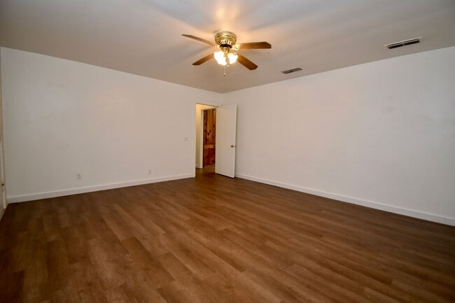 Building Photo - 3 Bed 1 Bath Home!
