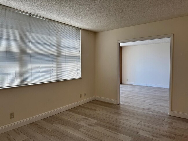 Building Photo - 3510 Oaks Way