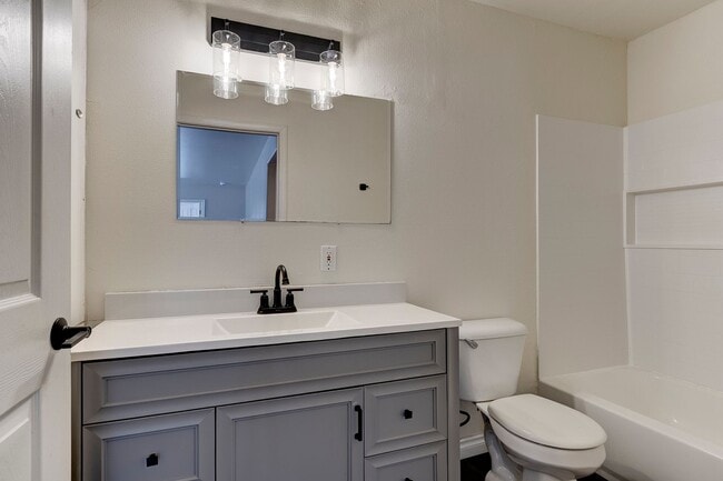 Building Photo - 2 Bed 1 Bath Condo with an Office!