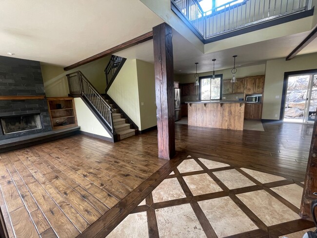 Building Photo - Gorgeous 4 Bedroom Home on Awbrey Butte!