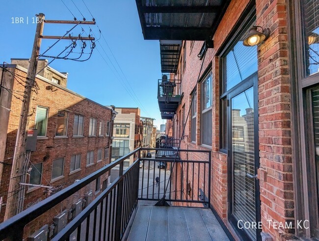 Building Photo - Loft with balcony in Crossroads