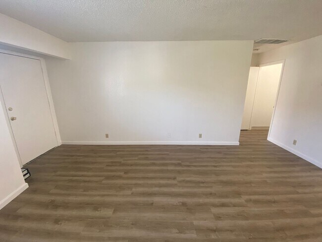 Building Photo - Remodeled 2 Bedroom Apartment - La Tierra Garden Apartements