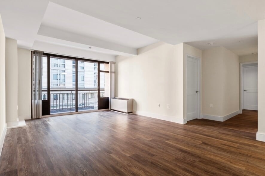 Building Photo - 123 E 47th St