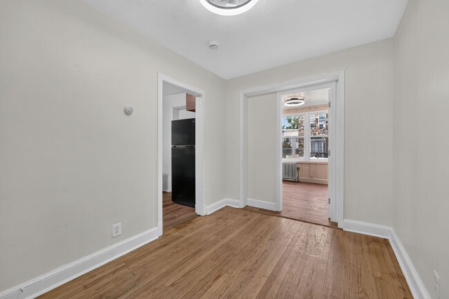 Building Photo - Large 4BR Row House with Basement