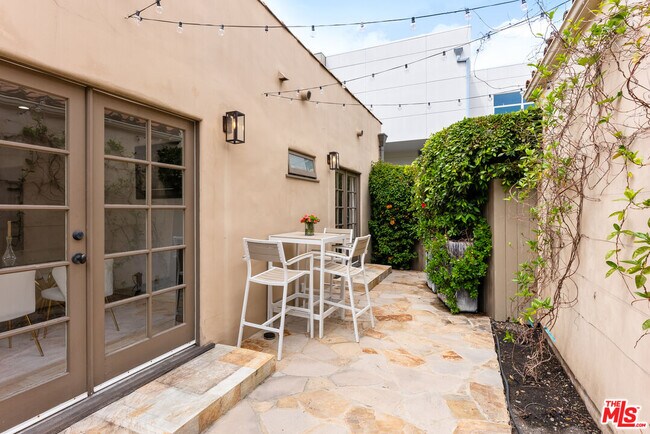 Building Photo - 708 Westbourne Dr