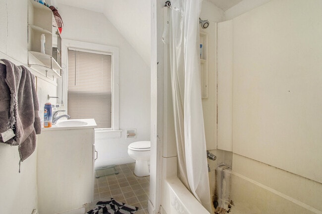 Building Photo - 927 S Division St