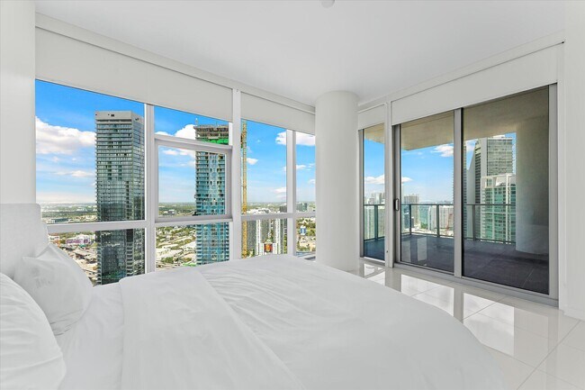 Building Photo - 851 NE 1st Ave