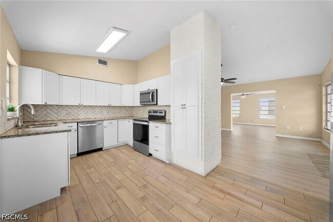 Building Photo - 275 Lakeview Dr