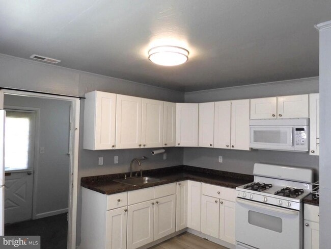 Building Photo - 8220 Cornwall Rd