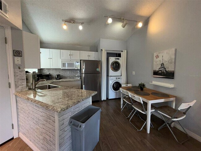 Building Photo - 1940 Lake Atriums Cir