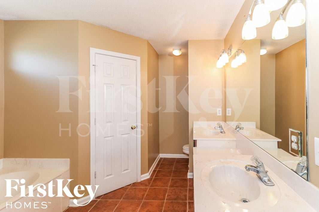 Building Photo - 9920 Calderdale Dr