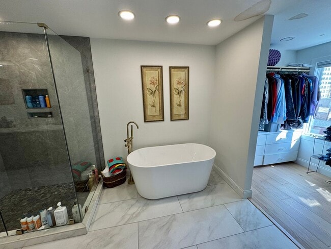 Building Photo - Beautiful 3 bedroom condo in CWE