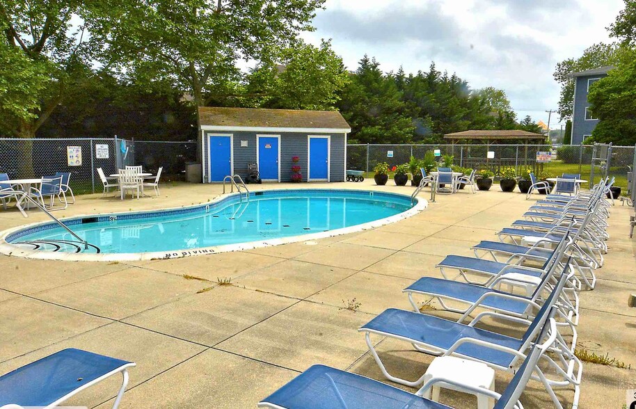 Pool - 200 Henlopen Sta