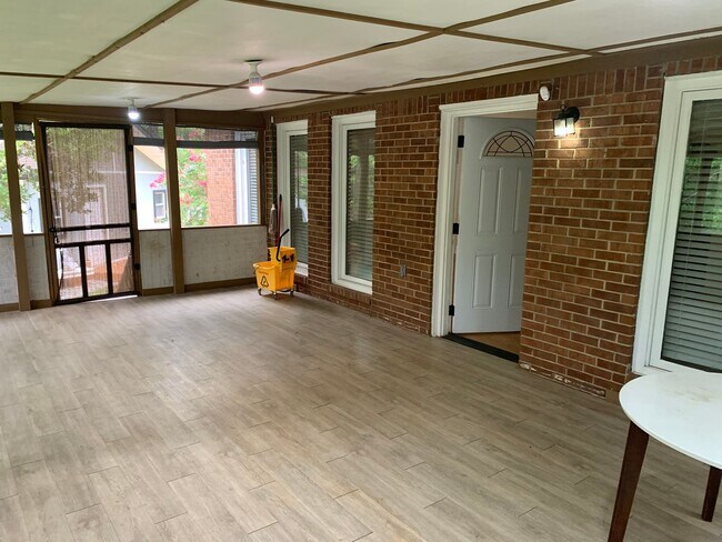 Building Photo - LIVE ON THE LAKE!!