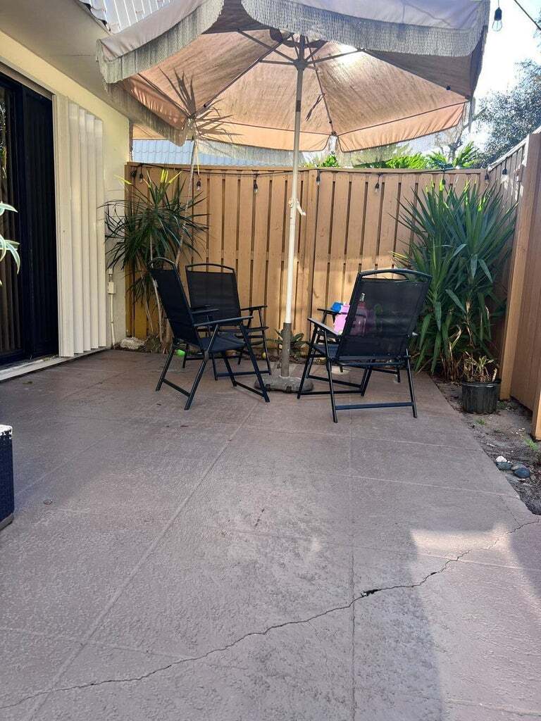 Building Photo - 1700 Embassy Dr