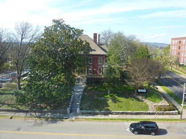 Building Photo - 1BR/1BA Penthouse Condo | University Tower...