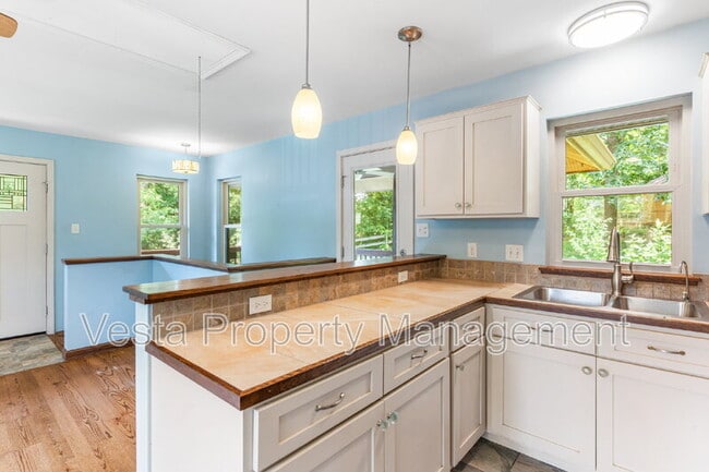 Building Photo - 10 Wellspring Ln