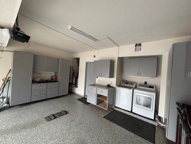 Building Photo - Charming 3-Bedroom Home in the Mountain View Court Community!