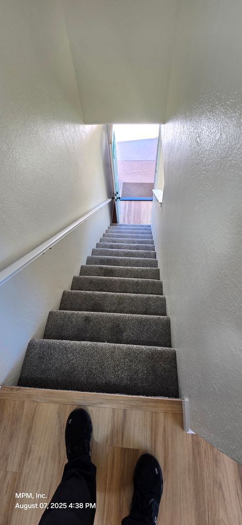 Building Photo - 2 bed 1.5 bath Apartment