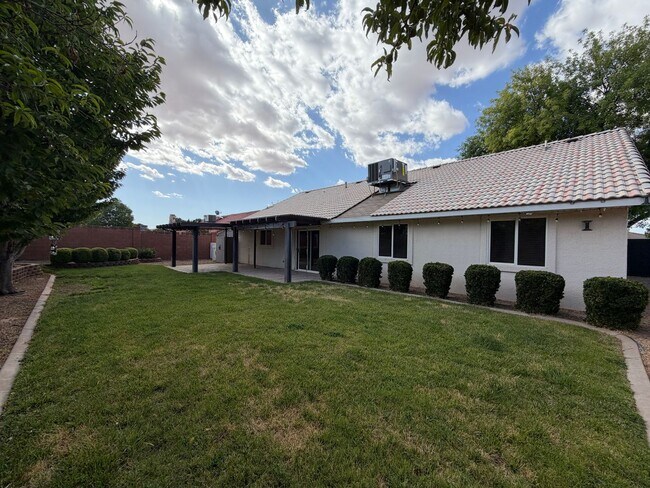 Building Photo - SPACIOUS HOME FOR RENT!