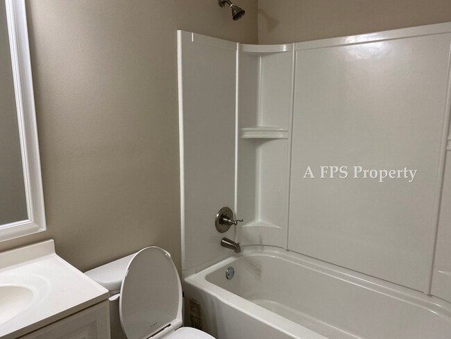 Building Photo - 194 Clairmount Dr SE