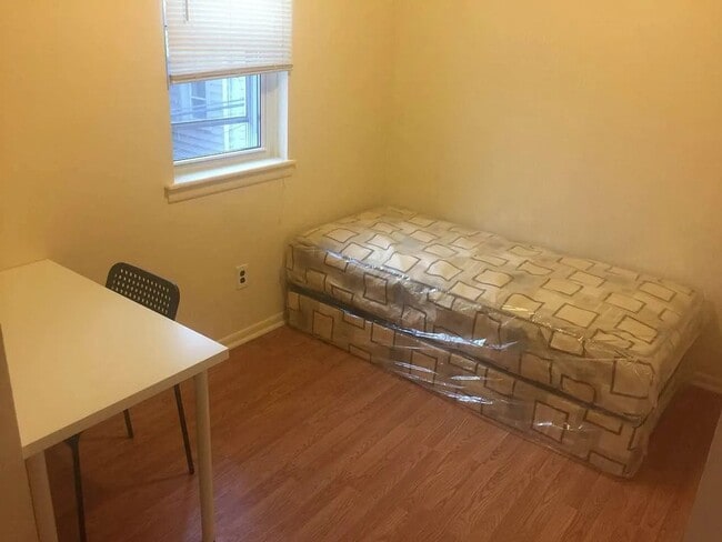 Building Photo - 4B2B house | Walking distance to Drexel Un...
