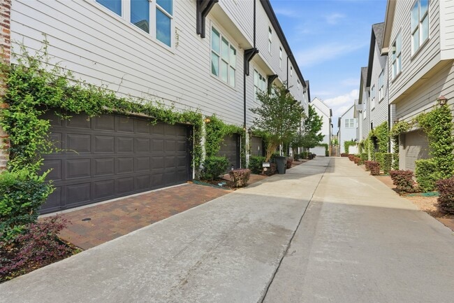 Building Photo - 8612 Emnora Ln