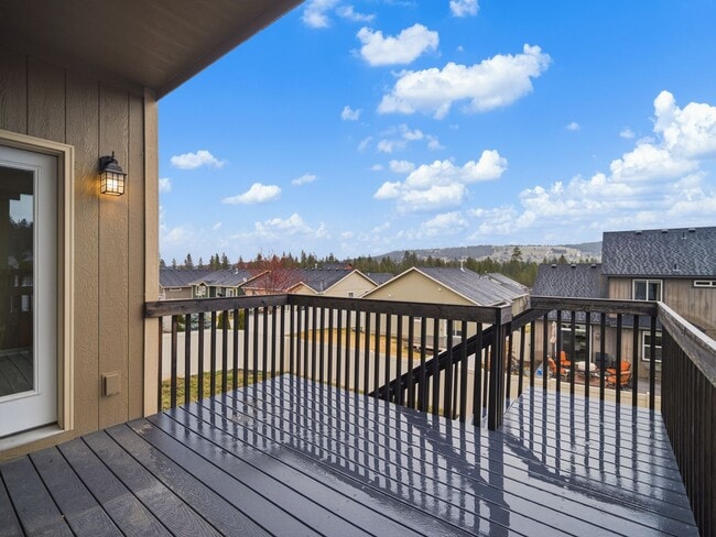 Building Photo - Spacious 5-Bedroom Home with Private Yard & Parking in Spokane