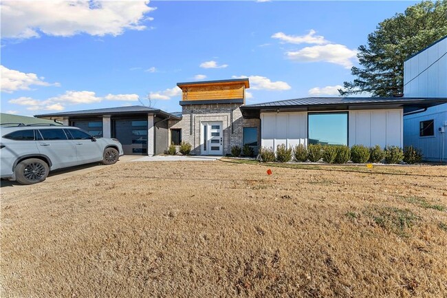 Building Photo - 303 S Promenade Blvd