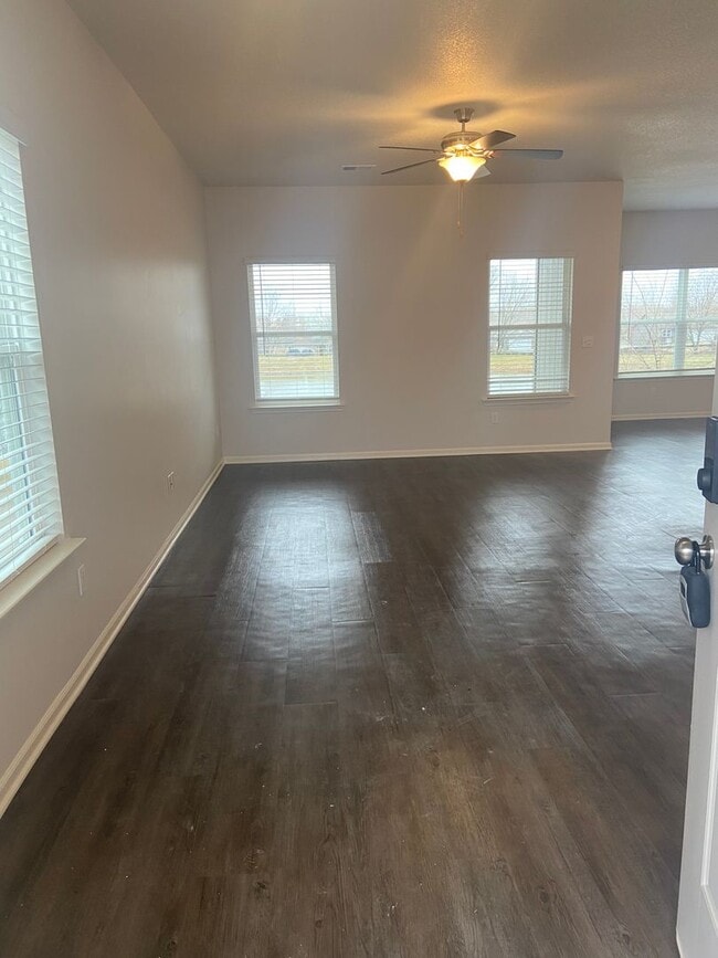 Building Photo - PRE-LEASING NOW — Modern 3-Bedroom | 2.5-Bath Living in Spring Hill