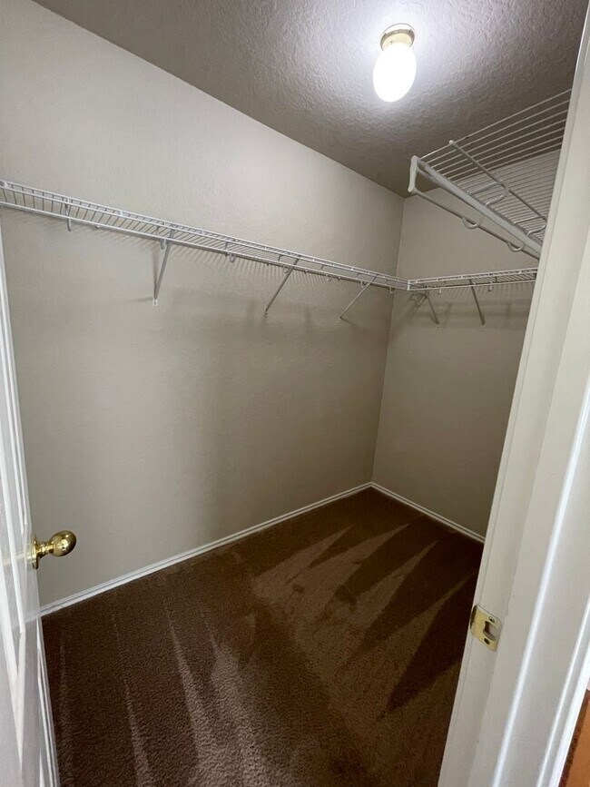 Building Photo - NEW ON MARKET