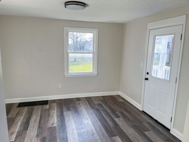 Building Photo - Beautifully Updated Columbus Home with Fir...