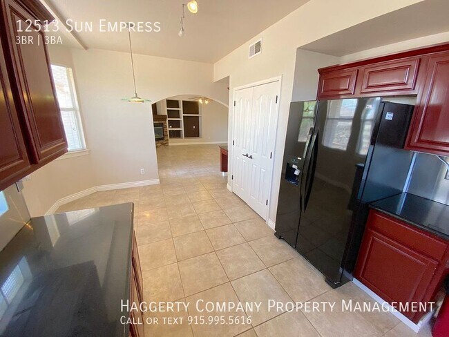 Building Photo - East El Paso 3 bed Refrig A/C with Loft an...