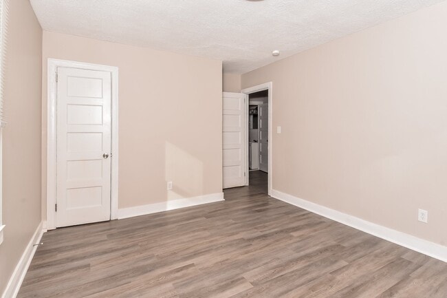 Building Photo - 2117 Roosevelt Dr