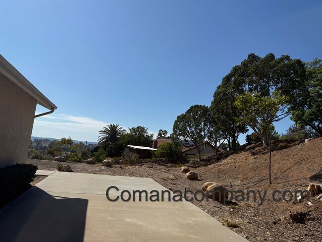 Building Photo - Gorgeous, spacious 3BR/2BA w views, yard, ...