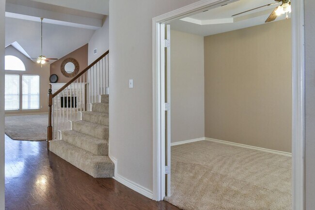 Building Photo - Large Mansfield High Home Centrally Located