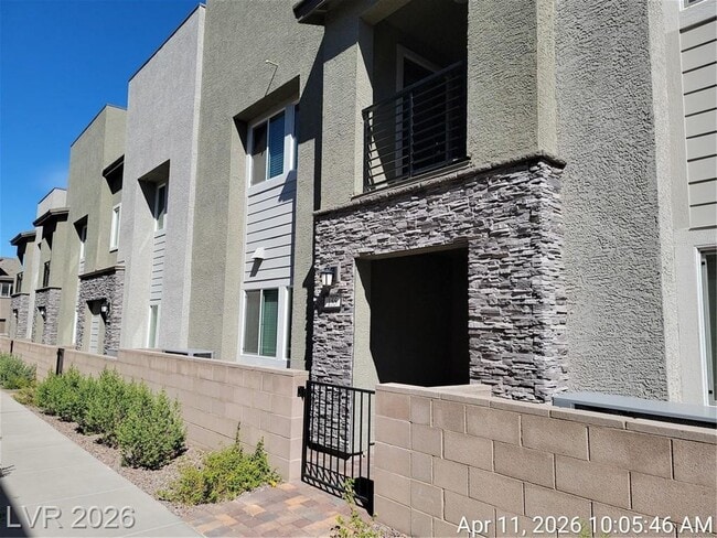 Building Photo - Spacious Henderson Townhome with Balconies and Resort Amenities